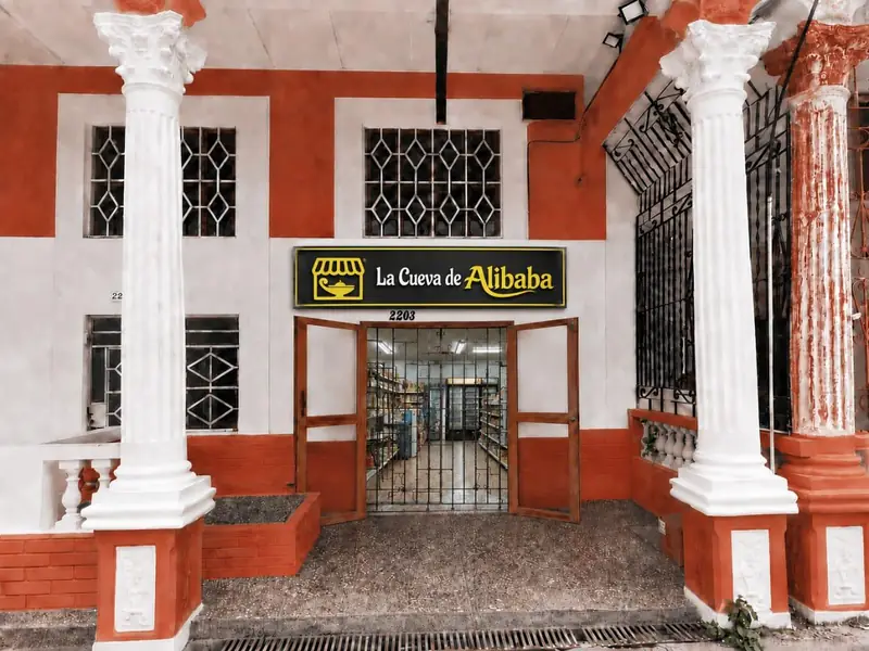 La fachada de La Cueva de Alibaba en la Calzada del Cerro, con el cartel sobre la puerta