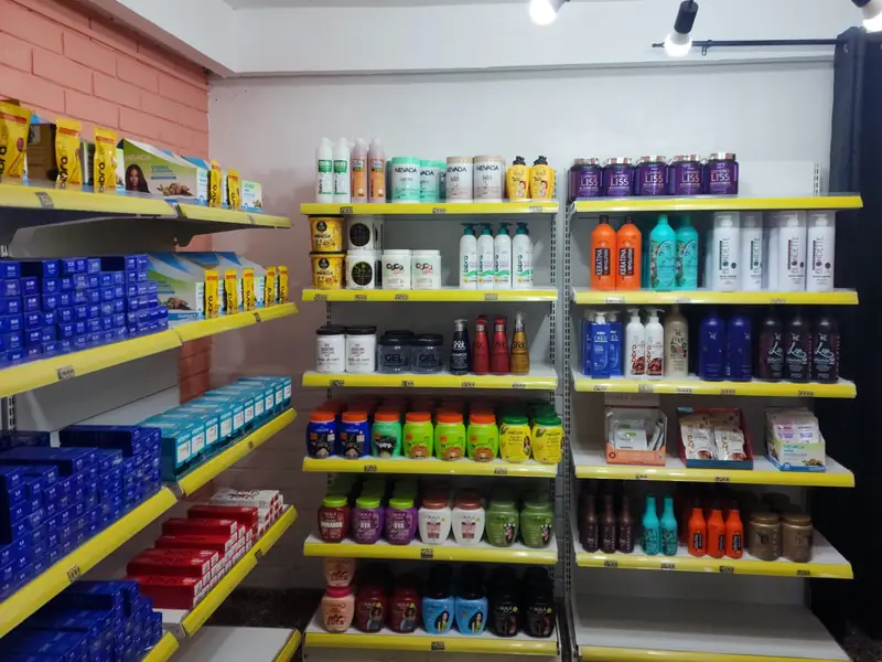 Los estantes de La Cueva de Alibaba, llenos de productos de cabello, cara y cuerpo